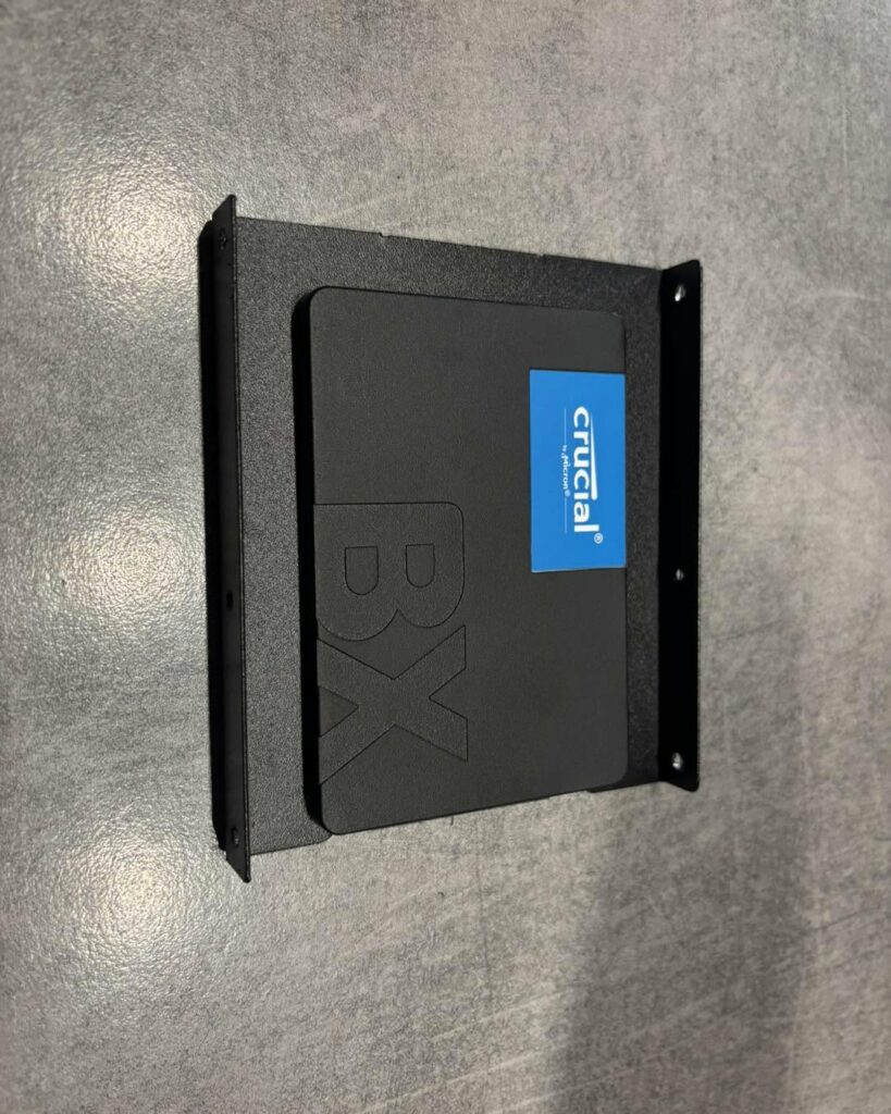 SSD Crucial prêt à être installé pour accélérer un ordinateur