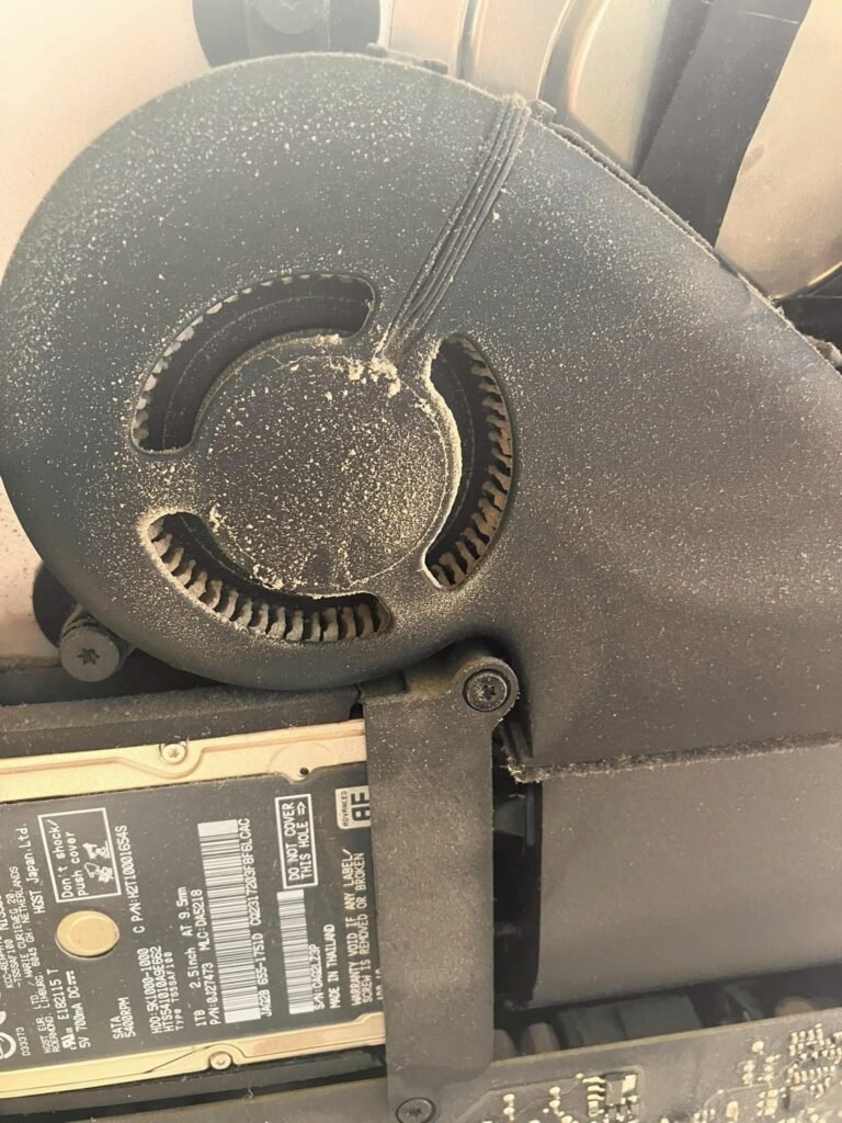Ventilateur d'ordinateur encrassé de poussière avant nettoyage